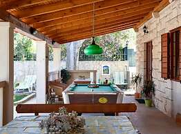 Peaceful Island Haven With Pool, BBQ & Games Area