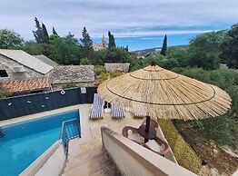 Peaceful Island Haven With Pool, BBQ & Games Area