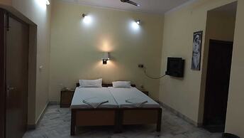 Sarnath Motel And Resort