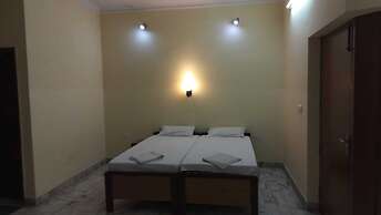 Sarnath Motel And Resort