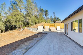 5 Mi to Shasta Lake: Newly Built Home w/ Backyard!