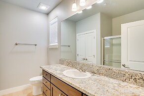 5 Mi to Shasta Lake: Newly Built Home w/ Backyard!