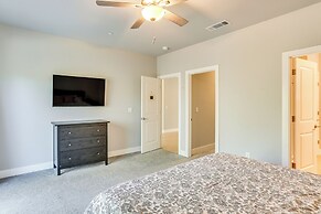 5 Mi to Shasta Lake: Newly Built Home w/ Backyard!