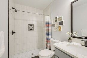 Near Top Attractions: Deck Dining at Severn Home!