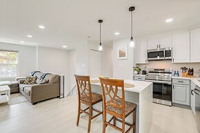 Near Top Attractions: Deck Dining at Severn Home!