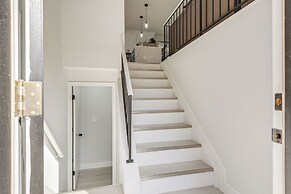 Near Top Attractions: Deck Dining at Severn Home!