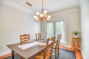 1 Mi to Uga: Charming Athens Condo w/ Balconies!