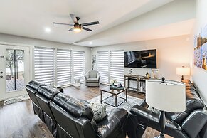 Lake Gem: Private Dock & Large Patio in Lewisville