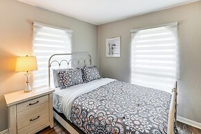 Lake Gem: Private Dock & Large Patio in Lewisville