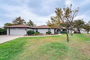 Lake Gem: Private Dock & Large Patio in Lewisville