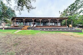 Lake Gem: Private Dock & Large Patio in Lewisville