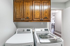 Lake Gem: Private Dock & Large Patio in Lewisville