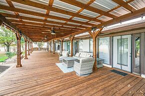 Lake Gem: Private Dock & Large Patio in Lewisville