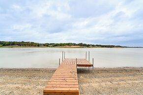 Lake Gem: Private Dock & Large Patio in Lewisville
