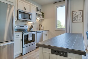 Walk to Beach: Penthouse Condo in Traverse City!