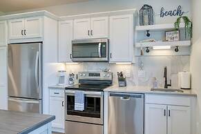 Walk to Beach: Penthouse Condo in Traverse City!