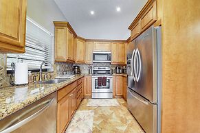 Riverfront Backyard & Grill: Sunrise Family Home