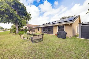 Riverfront Backyard & Grill: Sunrise Family Home
