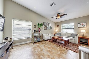 Riverfront Backyard & Grill: Sunrise Family Home