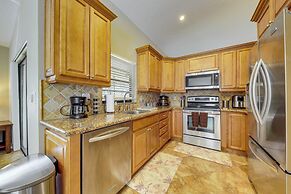Riverfront Backyard & Grill: Sunrise Family Home