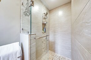 Riverfront Backyard & Grill: Sunrise Family Home