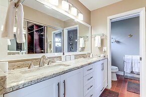 Riverfront Backyard & Grill: Sunrise Family Home