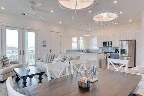 Walk to Ocean: Home w/ Deck in Surfside Beach!