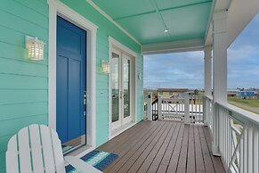 Walk to Ocean: Home w/ Deck in Surfside Beach!