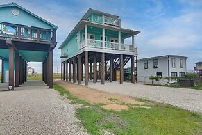 Walk to Ocean: Home w/ Deck in Surfside Beach!
