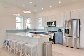 Walk to Ocean: Home w/ Deck in Surfside Beach!