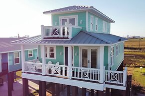 Walk to Ocean: Home w/ Deck in Surfside Beach!