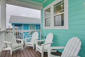 Walk to Ocean: Home w/ Deck in Surfside Beach!