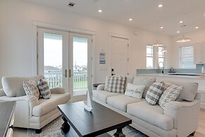 Walk to Ocean: Home w/ Deck in Surfside Beach!