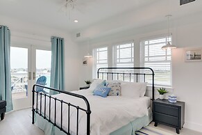 Walk to Ocean: Home w/ Deck in Surfside Beach!
