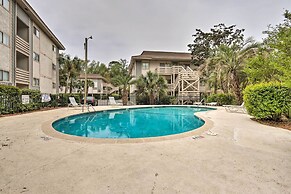 < 1 Mi to Beach: Hilton Head Condo w/ Pool Access!