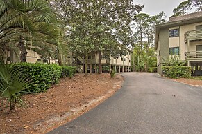 < 1 Mi to Beach: Hilton Head Condo w/ Pool Access!