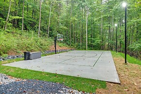 Blue Ridge Mountain-view Cabin w/ Hot Tub & Deck!