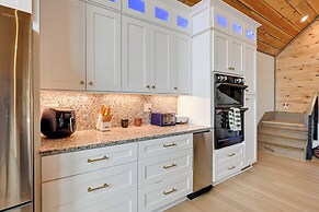 Blue Ridge Mountain-view Cabin w/ Hot Tub & Deck!