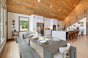 Blue Ridge Mountain-view Cabin w/ Hot Tub & Deck!