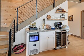 Blue Ridge Mountain-view Cabin w/ Hot Tub & Deck!