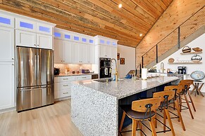 Blue Ridge Mountain-view Cabin w/ Hot Tub & Deck!