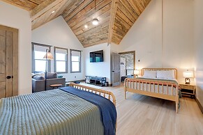 Blue Ridge Mountain-view Cabin w/ Hot Tub & Deck!