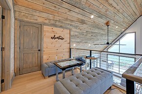 Blue Ridge Mountain-view Cabin w/ Hot Tub & Deck!