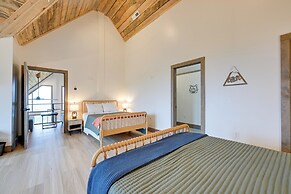 Blue Ridge Mountain-view Cabin w/ Hot Tub & Deck!