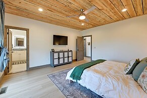 Blue Ridge Mountain-view Cabin w/ Hot Tub & Deck!