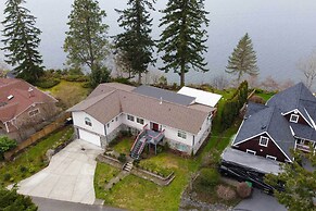 1 Mi to Burfoot Park: Olympia Apt w/ Scenic Views