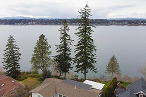 1 Mi to Burfoot Park: Olympia Apt w/ Scenic Views