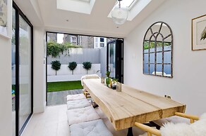 Beautiful Family House With Garden in Queen s Park