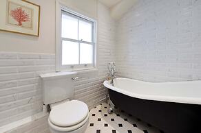 Beautiful Family House With Garden in Queen s Park