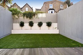 Beautiful Family House With Garden in Queen s Park